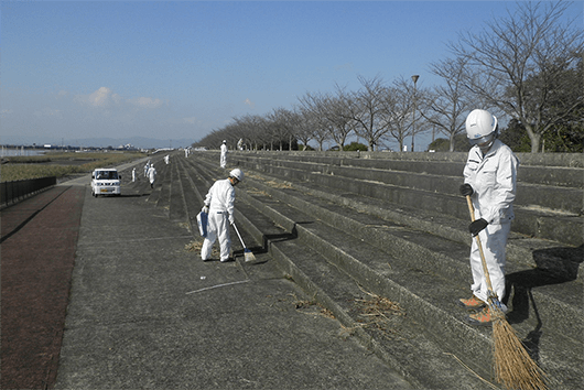 マラソン大会コース清掃の様子１